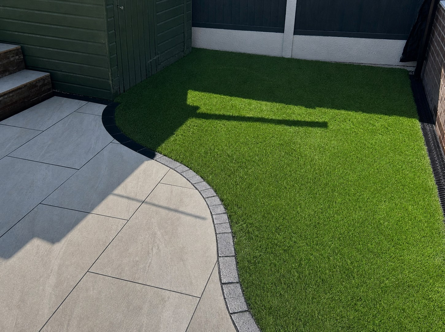 Artificial lawn with curved block edging